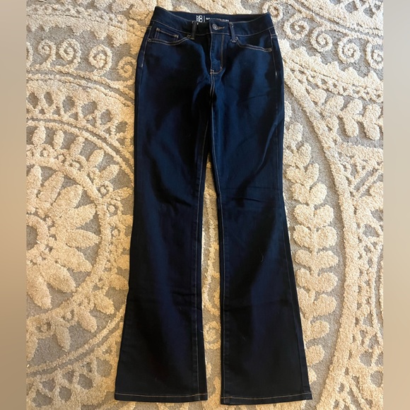 No boundaries, boot cut jeans, high rise, inseam 30.5 inches - Picture 2 of 3